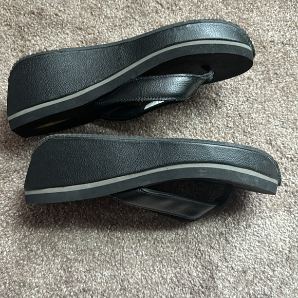 NWOT Volatile Wedge Flip Flops - Picture 6 of 9